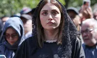 استایل خاص بهنوش طباطبایی در مراسم زنده‌یاد اکبر عبدی