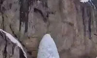تصاویری باورنکردنی از آبشاری در تهران که یخ زد