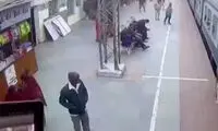 سرعت عمل سرباز هندی در نجات جان مسافر قطار