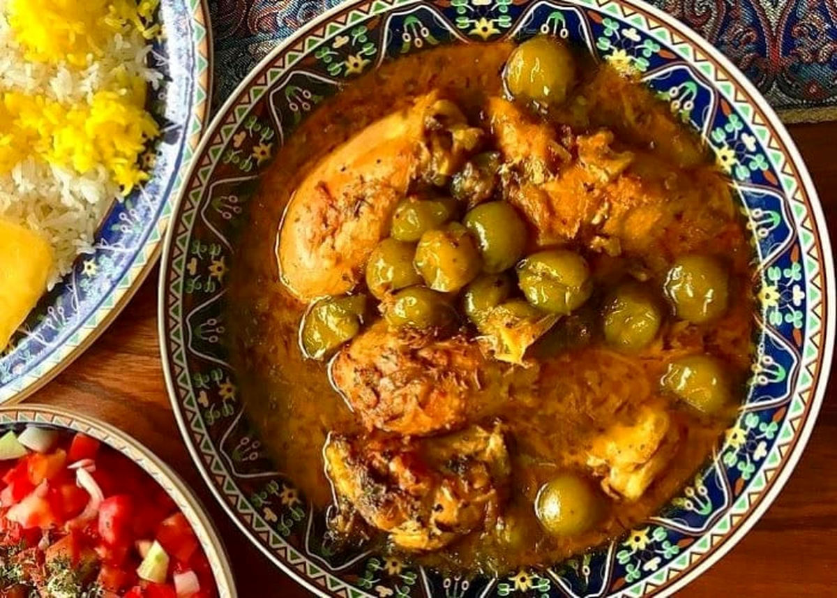  طرز تهیه خورش گوجه سبز با مرغ مجلسی شمالی 