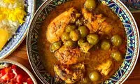 طرز تهیه خورش گوجه سبز با مرغ مجلسی شمالی