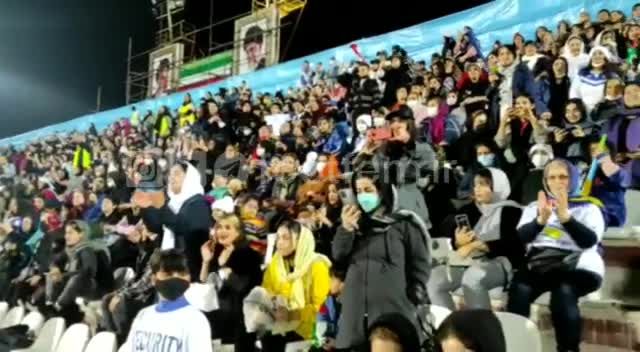 تشویق ملوان توسط زنان در ورزشگاه قایقران