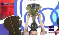 ویدئویی از صحنه بالابردن جام توسط وریا