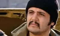  «کیانوش» 12 سال بعد سریال آوای باران در حال مجسمه‌سازی در خانه‌اش