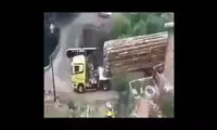 مهارت بی‌نظیر راننده تریلی در عبور از جاده مرگ!