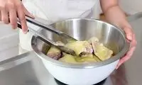 تصاویر متفاوت از آقای رئیس‌جمهور در حال آشپزی
