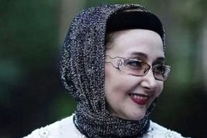 «کتایون ریاحی» در آغوش «حمیده خیرآبادی» در پشت‌صحنه «پدرسالار»