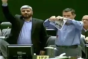 پاره کردن تصاویر سران غربیِ جسارت کننده به رهبری 