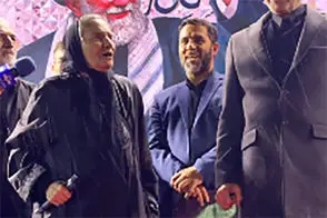 تصاویری از شعار دادن بازیگر «مهمان مامان» در میدان ولیعصر