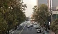 تصویر بامزه از بانوی مسن چادری در حال موتورسواری
