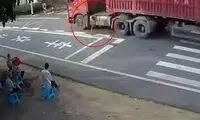 کودک خردسال، میلیمتری از مرگ نجات یافت