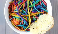 طرز تهیه ماکارونی رنگین کمانی؛ جذاب و ساده