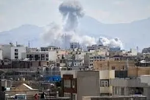 لحظه ایجکت دو خلبان از جنگنده‌ای که در  تهران منهدم شد