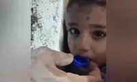 آب دادن به یک کودک که نیمی از بدنش زیر آوار بود