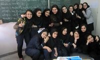 وقتی برای همراه داشتن آینه، نمره انضباط دختران را کم می‌کردند