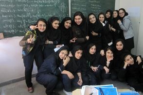 وقتی برای همراه داشتن آینه، نمره انضباط دختران را کم می‌کردند