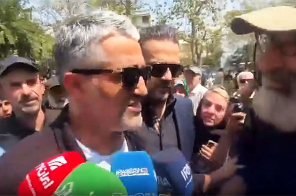 پژمان جمشیدی در مراسم تشییع اکبر عبدی حاضر شد