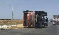  لحظه چپ شدن عجیب یک کامیون در جاده!