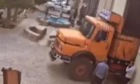 لحظه ترسناک سقوط در فلزی یک سوله روی سر دو مرد