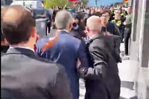 ویدئوی صابرین‌نیوز از حمله به رضا پهلوی در آلمان