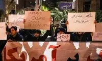 پلاکارد تجمع‌کنندگان مقابل سفارت انگلیس