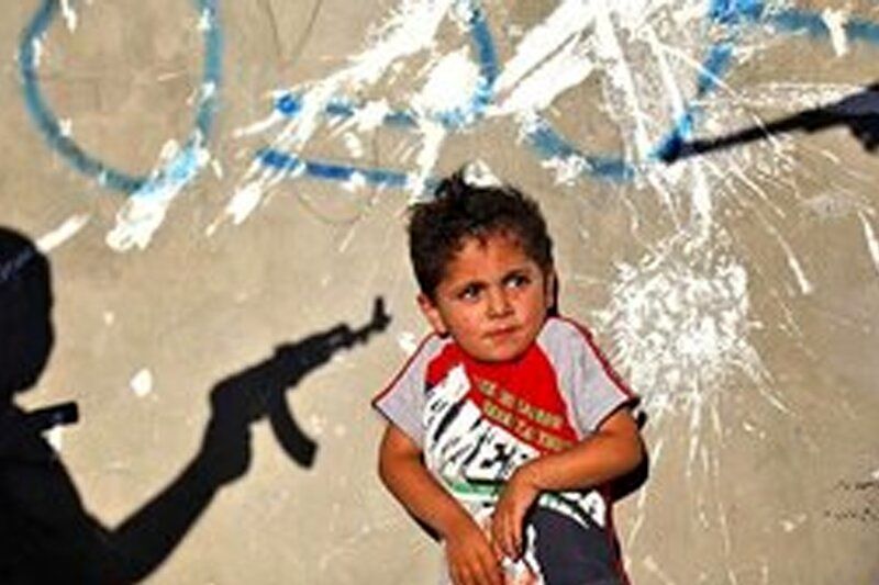 گریه جانسوز یک کودک پس از دیدن فیلمی از غزه 