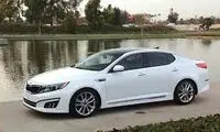 له شدن یک خودرو کیا پس از تصادف با درخت نخل در کیش