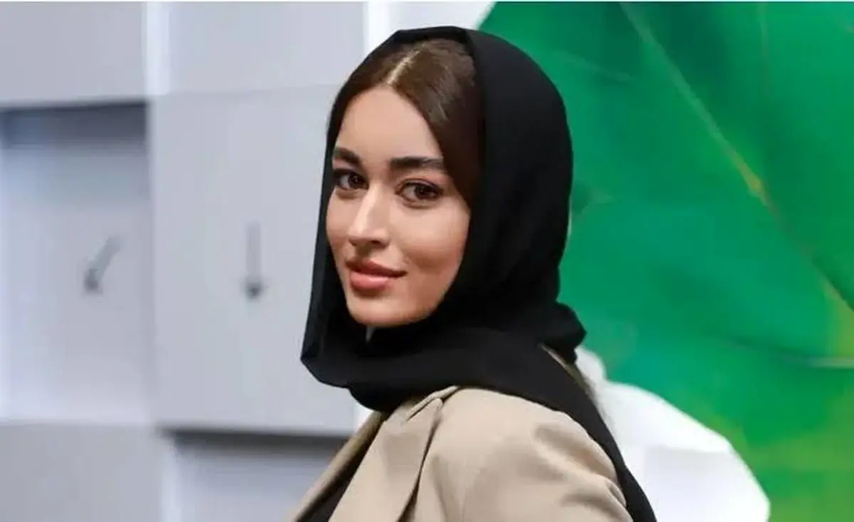 رپ‌خوانی خانم بازیگر سریال بی‌عاطفه در ماشین