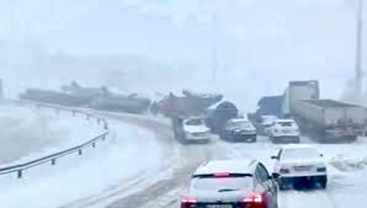 مردم در این جاده مهم کشور گرفتار برف شدند