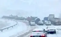 مردم در این جاده مهم کشور گرفتار برف شدند