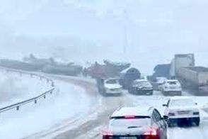 مردم در این جاده مهم کشور گرفتار برف شدند