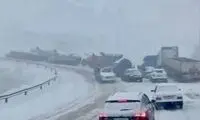مردم در این جاده مهم کشور گرفتار برف شدند