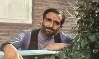 سنگ مزار پرویز فنی‌زاده با تکیه کلام معروفش