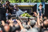 سلفی در عزای اکبر عبدی را ابزارِ سرزنشِ مردمِ ایران نکنید!