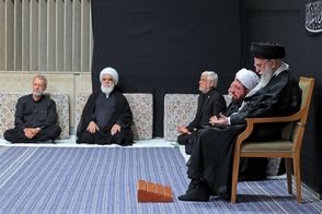 لحظه ورود رهبر انقلاب به حسینیه امام خمینی
