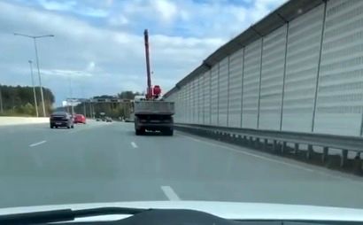 بار زدن عجیب و تصادف هولناک کامیون با پل