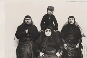 «ناصرالدین شاه» در کنار زنان عقدی و صیغه‌ای حرمسرا