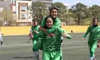یک زن روی دست مدافع گلزن استقلال بلند شد
