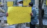 حضور ناگهانی چند نفر  با پلاکاردهایی علیه پهلوی
