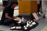 بساط عجیب یک دستفروش تهرانی برای گریاندن مردم!