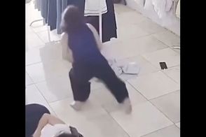 موش بازیگوش وارد لباس خانم فروشنده شد