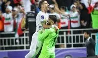 منجی تیم ملی در آغوش بازیکنان