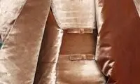 جلوه‌گریِ خانم بازیگر با لباسی خاص و متفاوت 