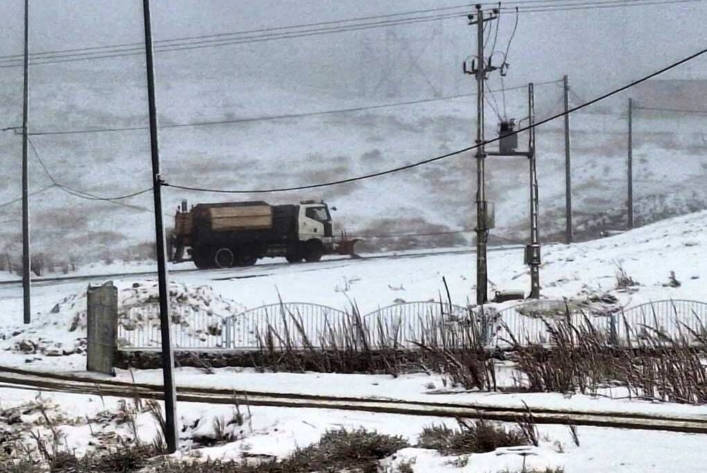 برف زیبا، این جاده مرزی ایران را در آغوش گرفت