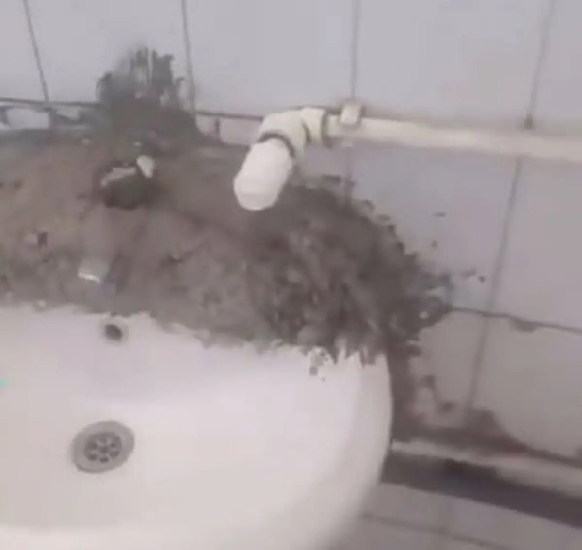 سیمان‌کاری شیرآلات برای جلوگیری از سرقت!