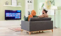 پشت مبل‌های اسنوا این مرد ایستاده است
