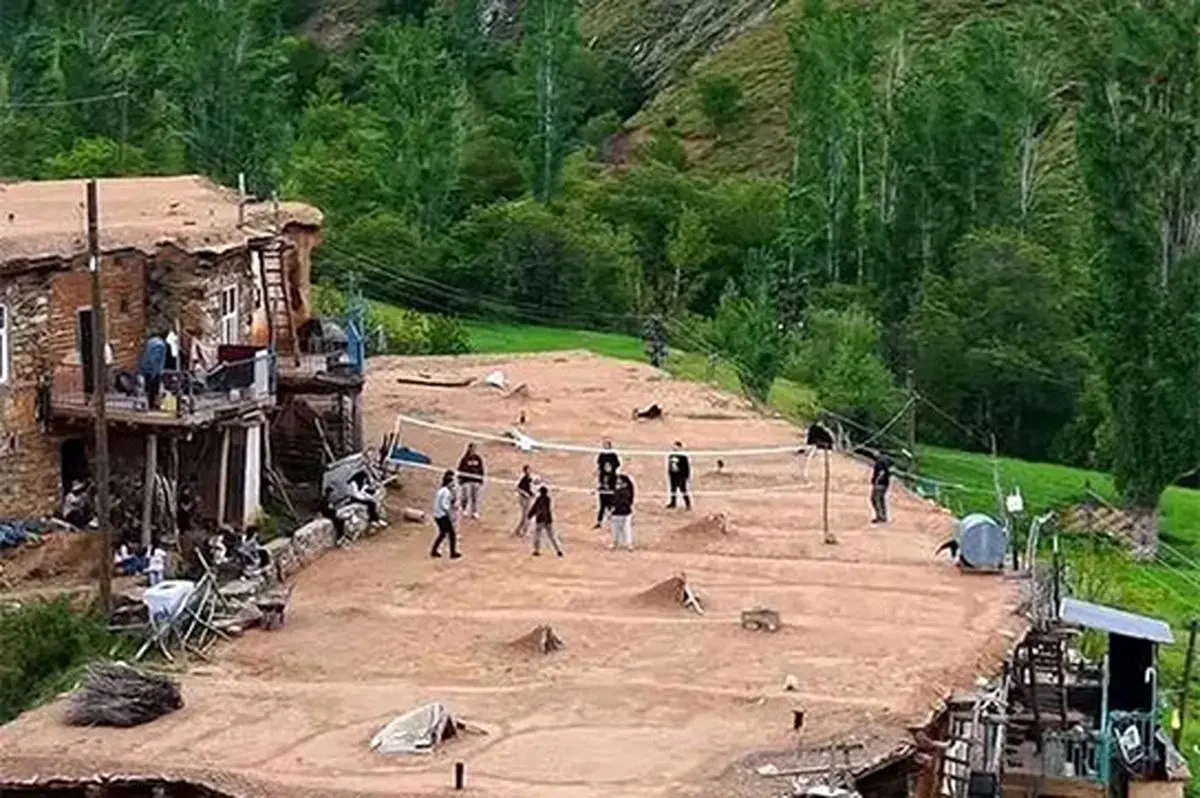 روستای کوچکی که با زمین والیبال عجیبش معروف شده است