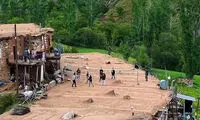 روستای کوچکی که با زمین والیبال عجیبش معروف شده است