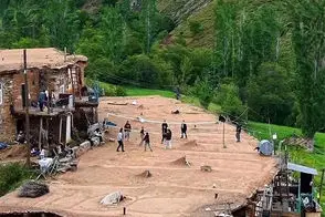 روستای کوچکی که با زمین والیبال عجیبش معروف شده است