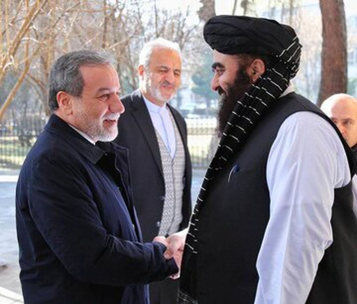 آقای عراقچی! چه دلیلی دارد به یک کشور عقبافتاده سفر کنید؟